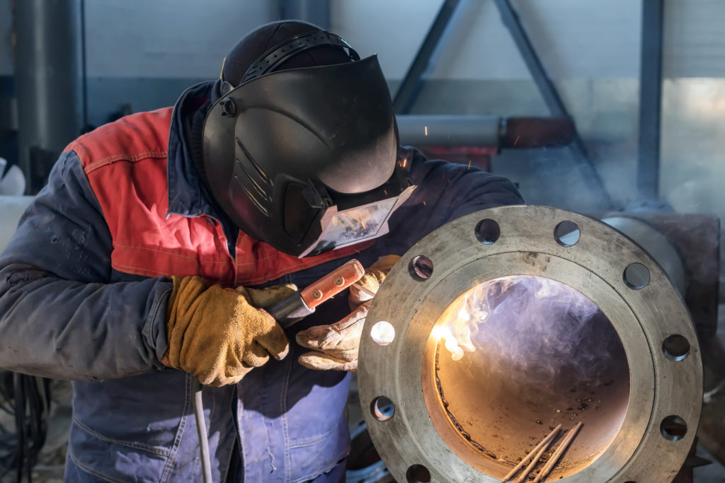 Welding works on production of the pipeline unit-welding of the pipe and thick-walled flange